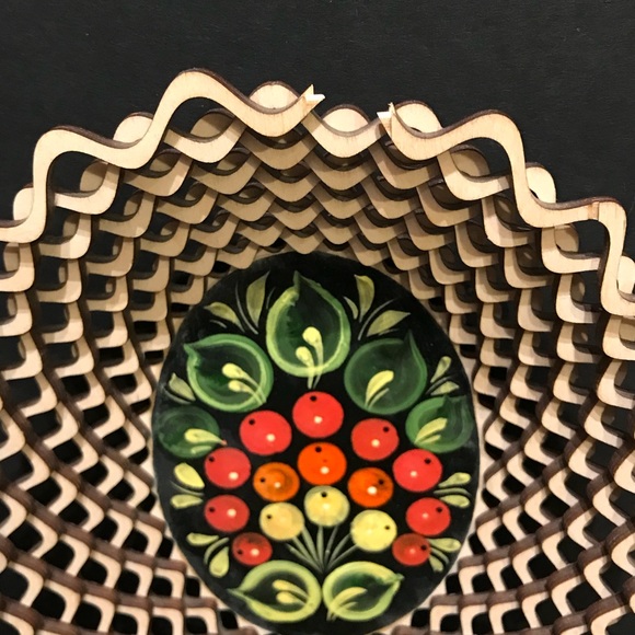 Romanian Wooden Lattice Basket handmade and painted fruit base. - Picture 3 of 6
